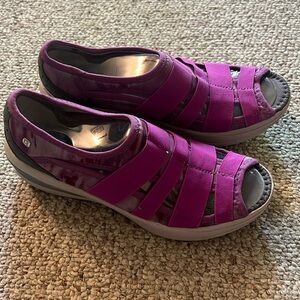 Bzees sandals size 7M light wear on soles